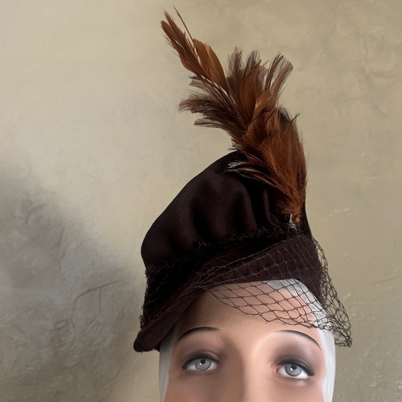 GORGEOUS 1940\'s BROWN FELT HAT WITH GATHERED CROWN, TALL FEATHERS & HALF VEIL